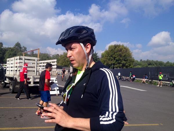 Carlos8a8a's tweet photo. Gran activación 15 mil ciclistas en la #RodadaMaraton Alameda-CU organizada por @DeporteCdMx dirige @Horaciodelavega http://t.co/rDONDpiGH4