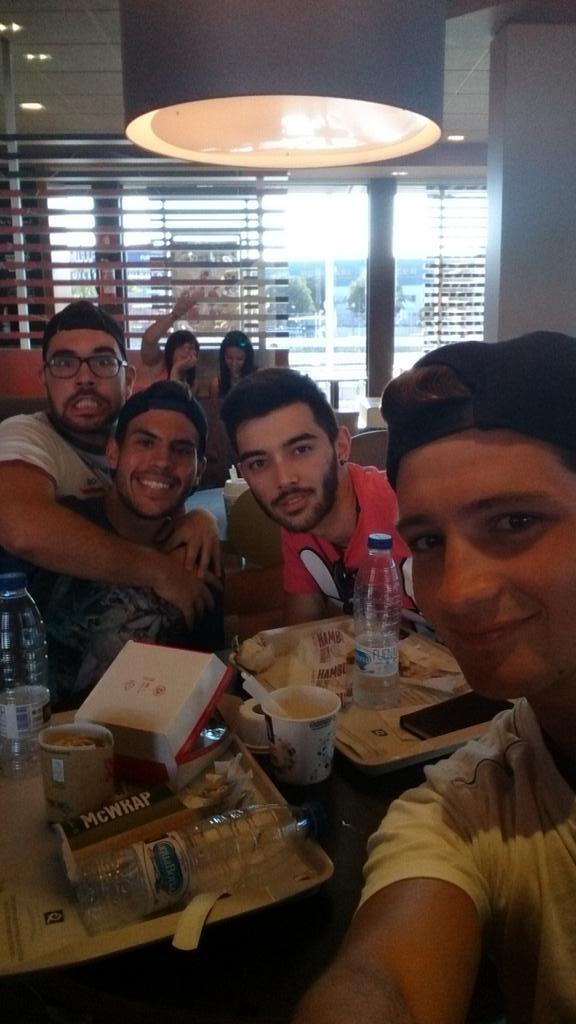 alvarosala18's tweet photo. Tarde de Mac 🍔🍟🍦@frangmarti @Richy93GC @jimmy_anna http://t.co/C18RgRtr8o