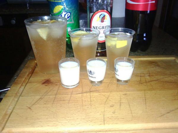 Caripili_11's tweet photo. Apor otra tarde de mojitos @Noelia_2392 @nerea_29 :) http://t.co/wQqtf9byNV