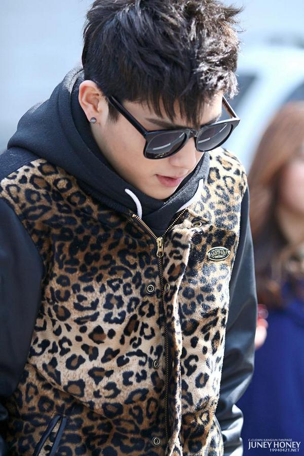 19940421net's tweet photo. 140314 뮤직뱅크 출근
(#씨클라운 #강준 @REALKANGJUN )
#cclown #kangjun #cckangjun
5pics UP! 화이트데이의 준이>_<♡ http://t.co/ZwPThsR6m0