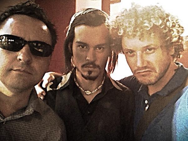 Aquí una con mi cuñado Fernando y un muñeco de nuestro colega Jony 😜. A q parece de verdad, da cosa! <a href="/shhhcabaret/">Shhh Cabaret</a>