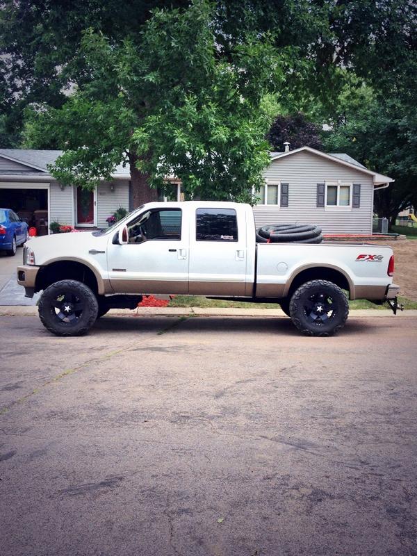 Alex_Goulet27's tweet photo. 2600 pounds in the bed #leaninn #fatchicksonly 😏 @Diesels_Daily @PowerStrokeA @rollincoalclub @DieselPride http://t.co/3SDNMfPkqh