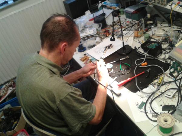 Gert repareert de quickshifter,komend weekend Assen met prospeed.