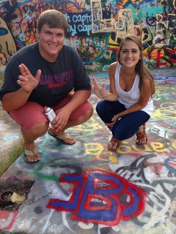 emilyreneejones's tweet photo. Our #AustinAdventure tonight. βΊοΈ http://t.co/2MYaMtt1Lm