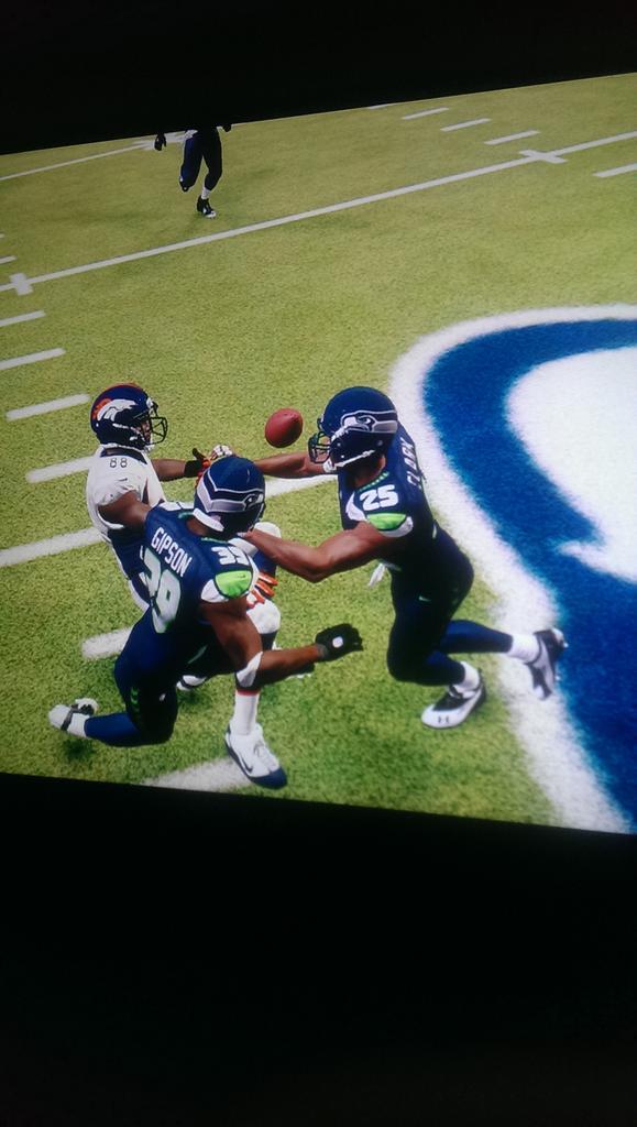 SERlTY's tweet image. Tashaun Gipson and Ryan Clark in on one tackle, you bet there's gonna be a fumble 😂