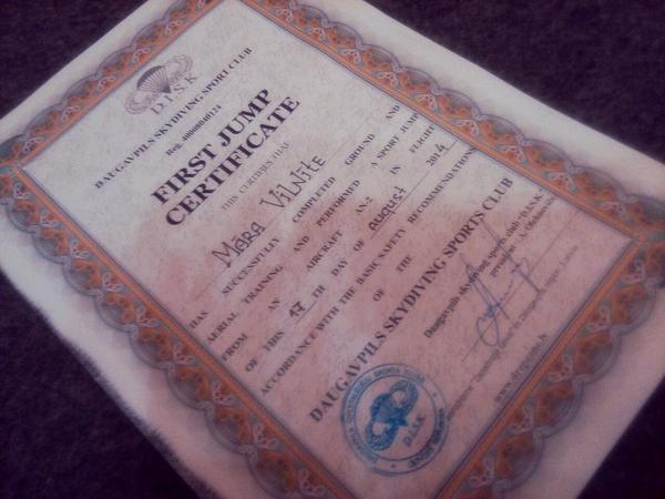 MaraVilnite's tweet photo. /Pielidoju tuvāk mākoņiem un pasveicināju Zevu :D/ #Skydiving http://t.co/0KSrOGqDvW