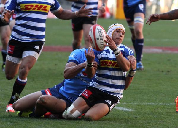 (Action shot) How's this 'no-look' pass from #DHLWP fullback, @Cheslin_Kolbe11? #wpjoulekkerding #rugby #skill #speed