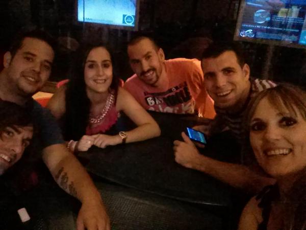 sheilasoria's tweet photo. La peña se va de cena Alfaro, solo falta @alvaro_pat  todos contigo. http://t.co/I2QwLWMd49