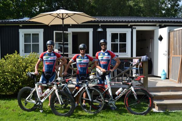 Flanders@Work - EGS triteam (@triteamflatwegs) on Twitter photo Met z'n 3en onder de 30u gedoken in #IronmanKalmar <a href="/JorisLankers/">Joris Lankers</a> <a href="/Joppe1981/">Joppe Wuyts</a> <a href="/T_St1/">Tom Steenackers</a> Met z'n 3en onder de 30u gedoken in #IronmanKalmar <a href="/JorisLankers/">Joris Lankers</a> <a href="/Joppe1981/">Joppe Wuyts</a> <a href="/T_St1/">Tom Steenackers</a>
