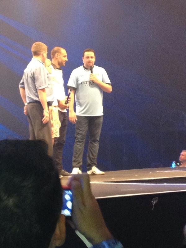 4Elster4's tweet photo. @pablo_zabaleta Pablo please tell me where you got your shirt. I want one for my girlfriends birthday party next week http://t.co/Ntyxrb0M1h