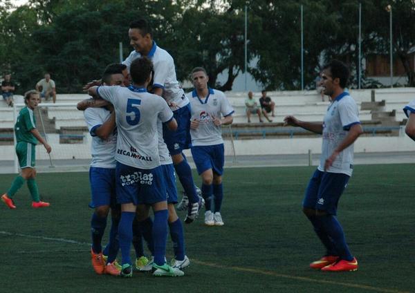 udvalldeuxo's tweet photo. Los jugadores de la UDE celebraron el gol de la victoria efusivamente! http://t.co/5d9IMArYco