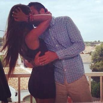 carlamg6's tweet photo. Bésame..como si el mundo se acabara después. @artt88 😘 http://t.co/qvhnDcOsLD