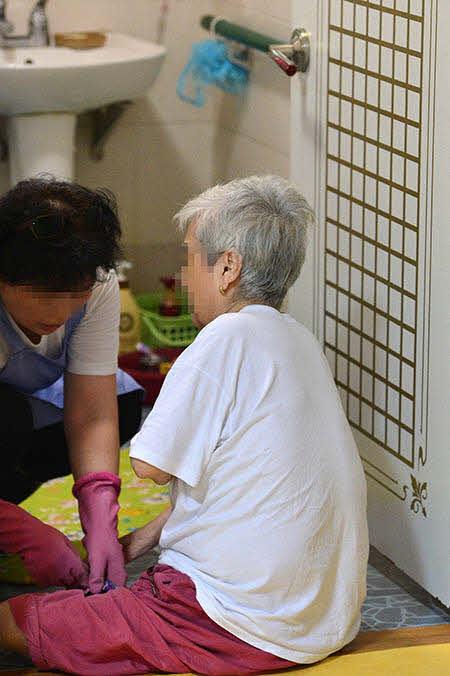 노인요양보호사의 열악한 노동환경(장시간 근무, 저임금 등)은 제도 도입 6년이 지나도록 하나 나아진 것이 없습니다. 노인요양보호사의 하루를 재구성해봤습니다. goo.gl/rf0vW7