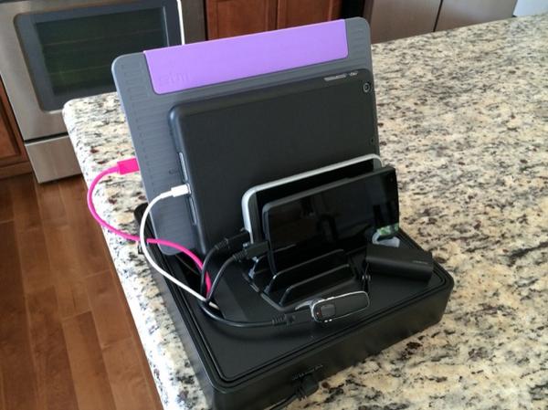 KRAELO's tweet photo. Very happy with this investment! 3 phones, 2 iPads and 1 Bluetooth Headset all charging at one time! #CableCleanup http://t.co/JRymlc1VsV