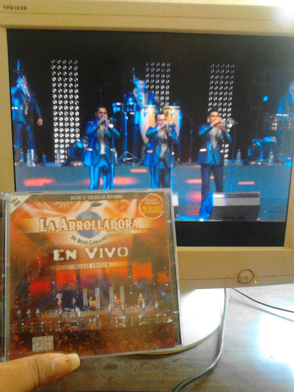 jane_campa's tweet photo. #EnVivoDesdeElColosoDeReforma esta genial se los recomiendo <3 @j_medina37 @pankesinaloense  @KND_URIAS @NavaTrombone http://t.co/OZbF23zKkU