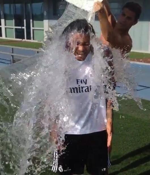Cristiano Ronaldo y Marcelo se mojaron para motivar a niños enfermos. #IceBucketChallenge