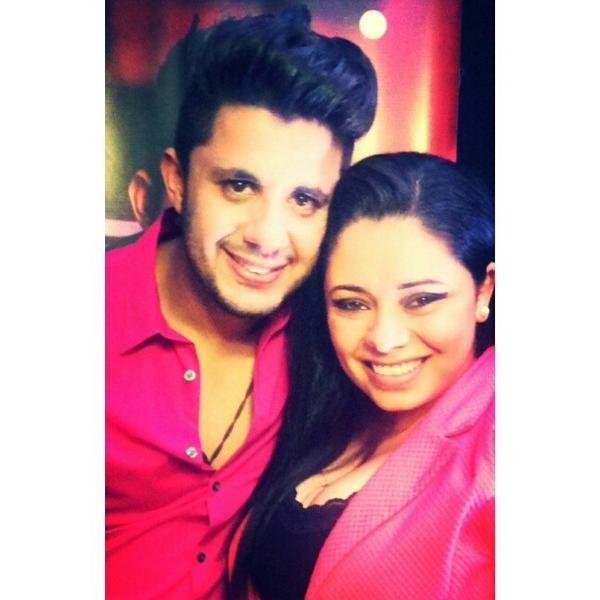 TrueLoveAraujo's tweet photo. existe uma saudade que insiste em sufocar e gritar por ti @CrisEfeitos , como faz ? #CrisAraujoMelhorArtistaAoVivo http://t.co/Q9Xsbl2dPr