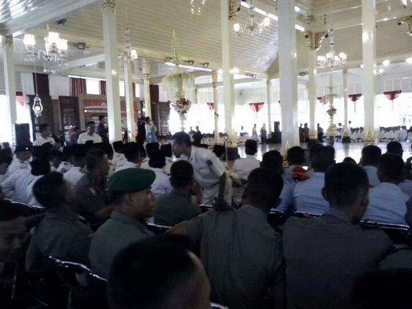 #jogja 12.06 <a href="/watespahpoh/">Hay!</a>: pertemuan Sri Sultan Hamengkubuwono X dgn anggota Paskibraka di Kepatihan, Jogja