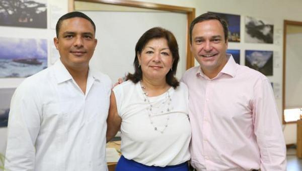 MujeresconPaul's tweet photo. Nuestro querido Presidente @PaulCarrillo2 visitado por los Diputados @Dulce_Muniz y @raymundoking apoyando a #Cancún http://t.co/16Ver3CwnD
