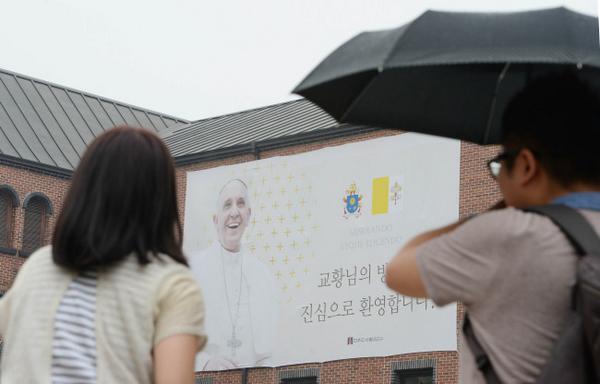 kyunghyang's tweet photo. 프란치스코 교황, 명동성당미사에서 "죄지은 형제들을 아무런 남김없이 용서하라.(중략) 만일 우리에게 잘못한사람들을 용서할 준비가 되어있지 않다면 우리가 어떻게 평화와 화해를 위해 정직한기도를 바칠 수 있겠느냐" http://t.co/NXmoDf3tFA