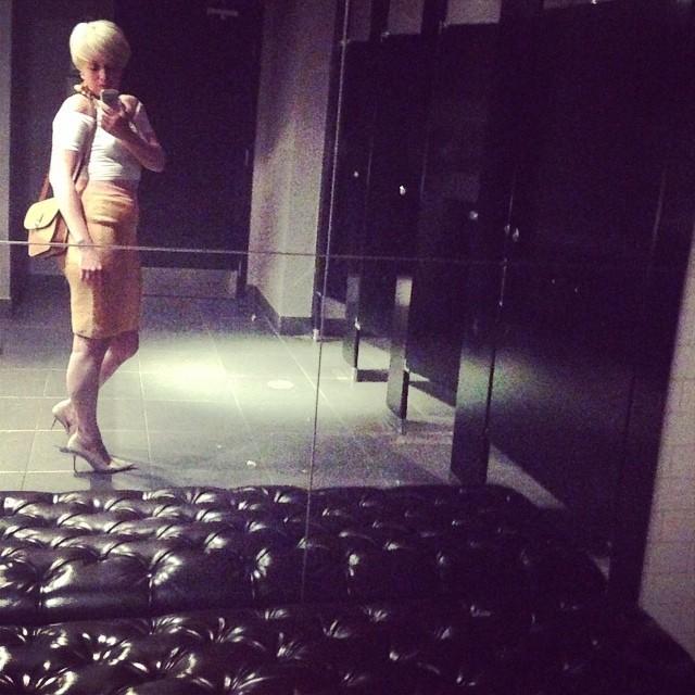 Sophie Giroux on Twitter "Strike a pose, dans les toilettes de l'aubergesaintgab. Soirée 