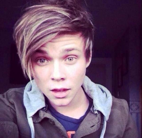 gigi_morada's tweet image. If you don't RT then fuck you bc this is perf #vote5sos