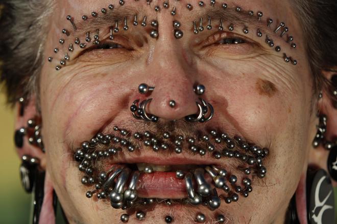 Withnews Na Twitteru 世界一のピアス男 中東で悲惨な目に遭う Withnews ピアス好きな人rt ピアス好きな人と繋がりたい ピアス これはひどい やばい 面白画像 ドバイ 中東 Http T Co R9a2zih5uf Http T Co 3bci0xgdik Twitter