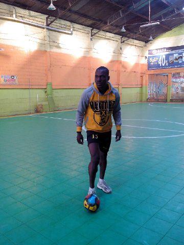 Pict : Yusuf, pemain tim WNA (afrika).sparing futsal @goruin selasa 19agustus.18:00-21:00