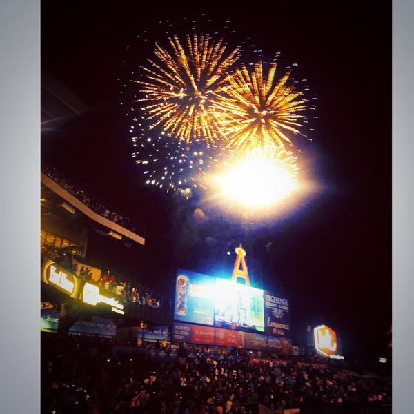 T_x0x0's tweet photo. Prettiest dang firework show I've seen in my life was tonight @ day 3 of @socalharvest w my man @tmit_ #perfectweeknd http://t.co/1WQDNx7mps