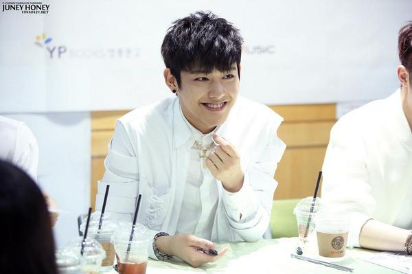 19940421net's tweet photo. 140718 종로 팬싸인회
(#씨클라운 #강준 @REALKANGJUN )
#cclown #kangjun #cckangjun
8pics UP! 웃는모습이 참 이쁘다! http://t.co/h98oE9XP4t