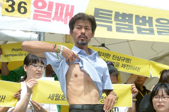 kukmin2013's tweet photo. 유민아빠 앙상하게 마른 몸 공개…“언론들, 밥좀 먹게 해달라”:주치의 “관자놀이 근육까지 소진…이분 목숨 구할 사람은 정부와 정치인들” http://t.co/S3JucUxUWy http://t.co/YNvKPRk3Md