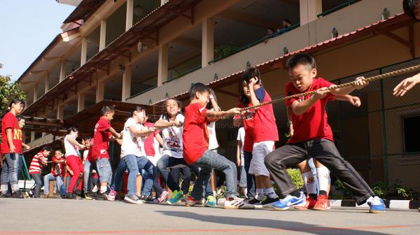 stema_school's tweet photo. Kemeriahan Lomba Tarik Tambang #HUTRI69 #MerahPutih #StemaSchool http://t.co/iWlRQzT0I9
