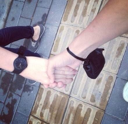 RTKcn's tweet photo. 23+ RT @friendship0909: 美好的事 是人潮拥挤你自然而然牵紧我的手 ❤️ http://t.co/2b2wNUZW3L