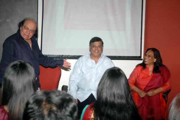 RoshanTaneja's tweet photo. Director David Dhawan addressing student of Roshan Taneja Acting School. http://t.co/JClRsCyy73
