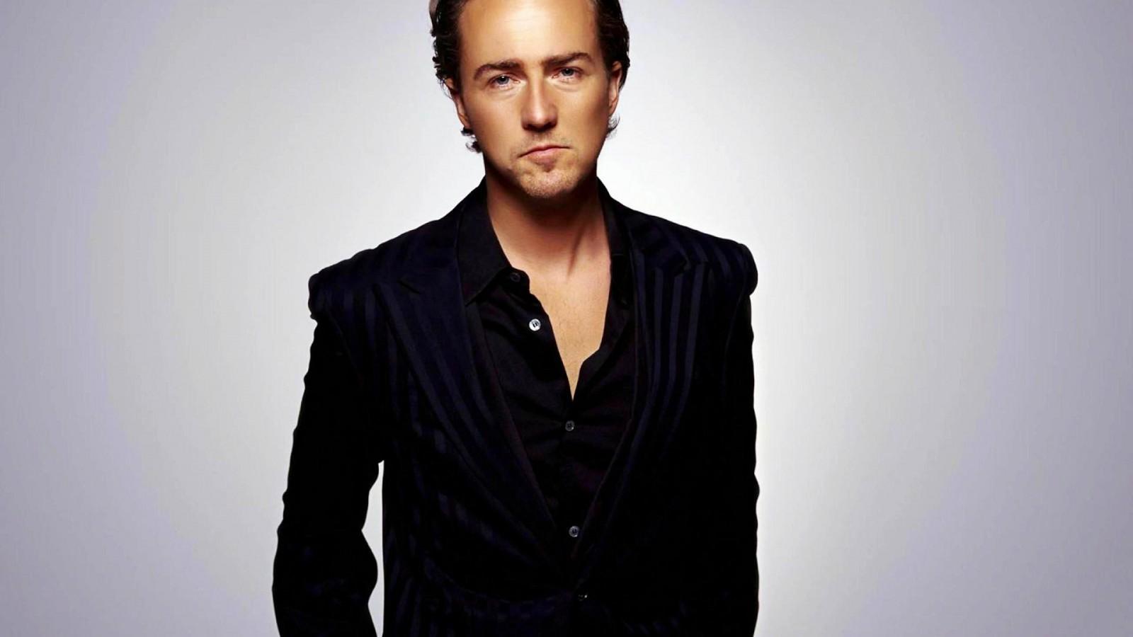 "I felt like destroying something beautiful." - Fight Club

Happy 45th Birthday Edward Norton. 