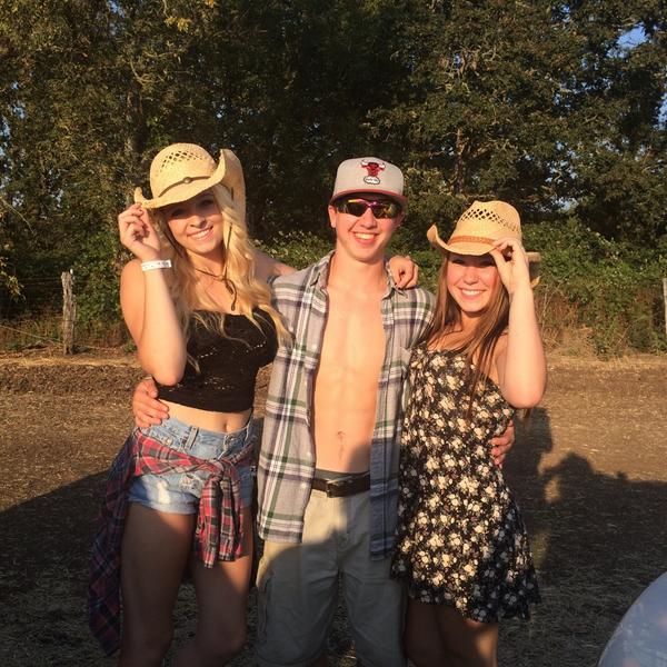 kyra_lowry's tweet photo. Great weekend with some great people 😎🌾💕 #CMF2014 @clodeeee http://t.co/EhLBdpnDyi