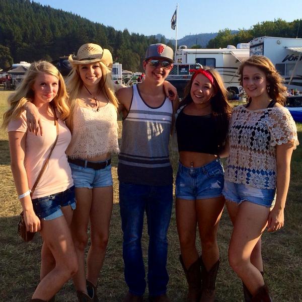 kyra_lowry's tweet photo. Great weekend with some great people 😎🌾💕 #CMF2014 @clodeeee http://t.co/EhLBdpnDyi