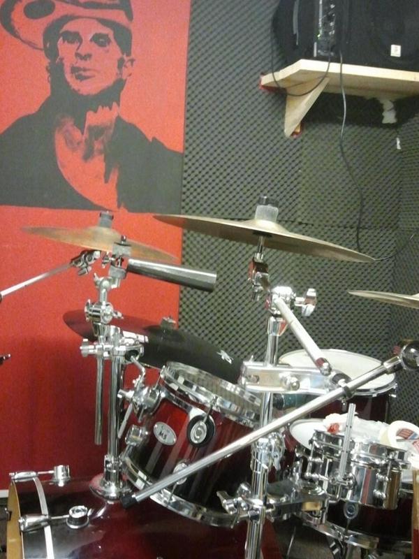 SofaGeneration's tweet image. We painted @WillFerrall above our drummers kit... Honering #epicdrumbattle @RHCPchad #sofageneration