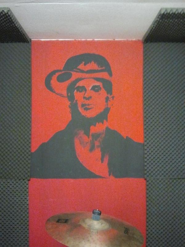 SofaGeneration's tweet image. We painted @WillFerrall above our drummers kit... Honering #epicdrumbattle @RHCPchad #sofageneration