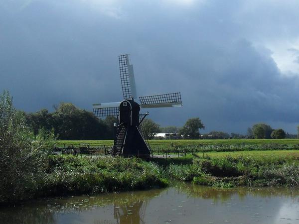 Prachtige foto van het dreigende weer in Laag Keppel #Weer #Regen #Molen