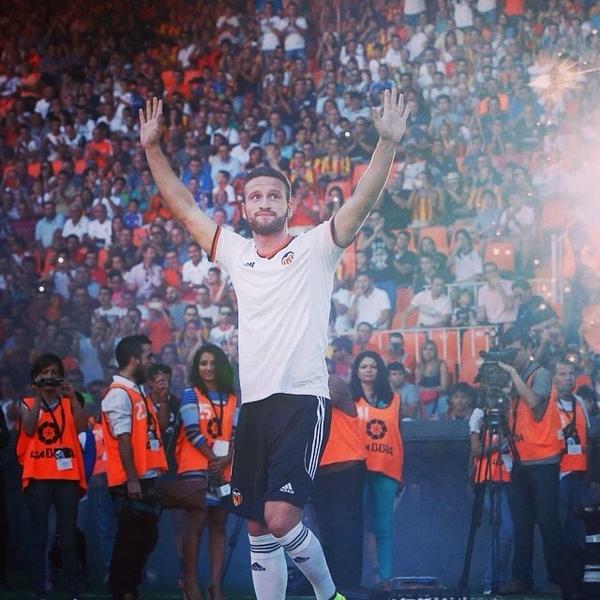 ShkodranMustafi's tweet photo. 🔙🔛🔝 The Team Presentation last Night was amazing...👍⚽️🏆 #Presentation #VCF #SM5 http://t.co/MXseA9eZN0