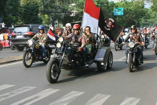 RebelBastardMC's tweet photo. El Presidente @Official_BBMC @budi_dalton & VP BBMC West Java Chapter @DedeEdun #Support22 #Brotherhood #Respect http://t.co/yWtQnBLXGV