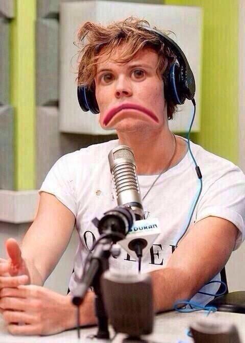 5SOSreactions's tweet image. when ur mum says no #vote5sos