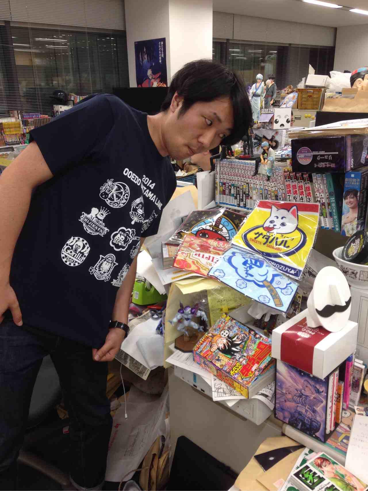 少年ジャンプ編集部 明日から 池袋サンシャインで銀魂の大イベントが開催 大江戸銀魂ランド では 各キャラにちなんだ縁日屋台や 新グッズがどっさり 銀魂担当もオリジナルtシャツを着て オリジナルハンドタオルを机に広げてワキワキ Http T