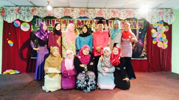 tkdkolej's tweet photo. last event from us. kami semua dah nak pencen✌️@EerinZaini @mylyaserenna @putri_hamid @kiyyaarin @NadyaLedya http://t.co/zUrds26NSF