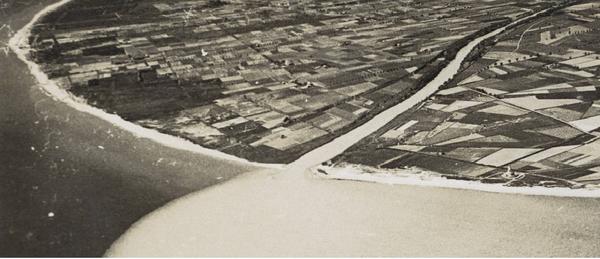 Vista aèria del Delta del Llobregat al 1929. Foto Josep Gaspar i Serra. Institut Cartogràfic de Catalunya.