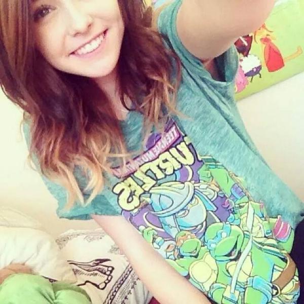 Drew_Bbizzle's tweet photo. Sie trägt mein shirt,hm. http://t.co/nzag6xabn7