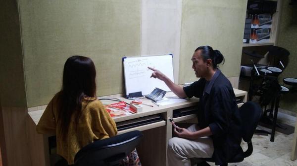 ArtSonica's tweet photo. Hari ini kelas audio pertama di Bandung ! Dgn tutor @TanakaIchieV3 &amp; Remi...Asyiiik ! http://t.co/u8z8CQII0X