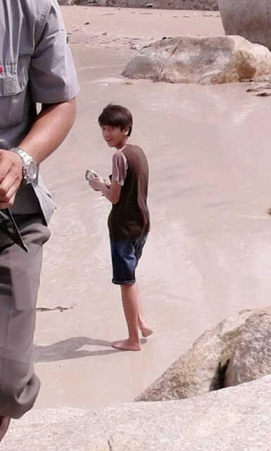 putriema_'s tweet photo. @Rizkcaaa >>> nihh"@instagram_CJR Berapa #RETWEET buat foto ini? @iqbaale Cieee yang dipantai😝😘 http://t.co/KQ0VnVnaT2
