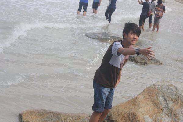 putriema_'s tweet photo. @Rizkcaaa >>> nihh"@instagram_CJR Berapa #RETWEET buat foto ini? @iqbaale Cieee yang dipantai😝😘 http://t.co/KQ0VnVnaT2